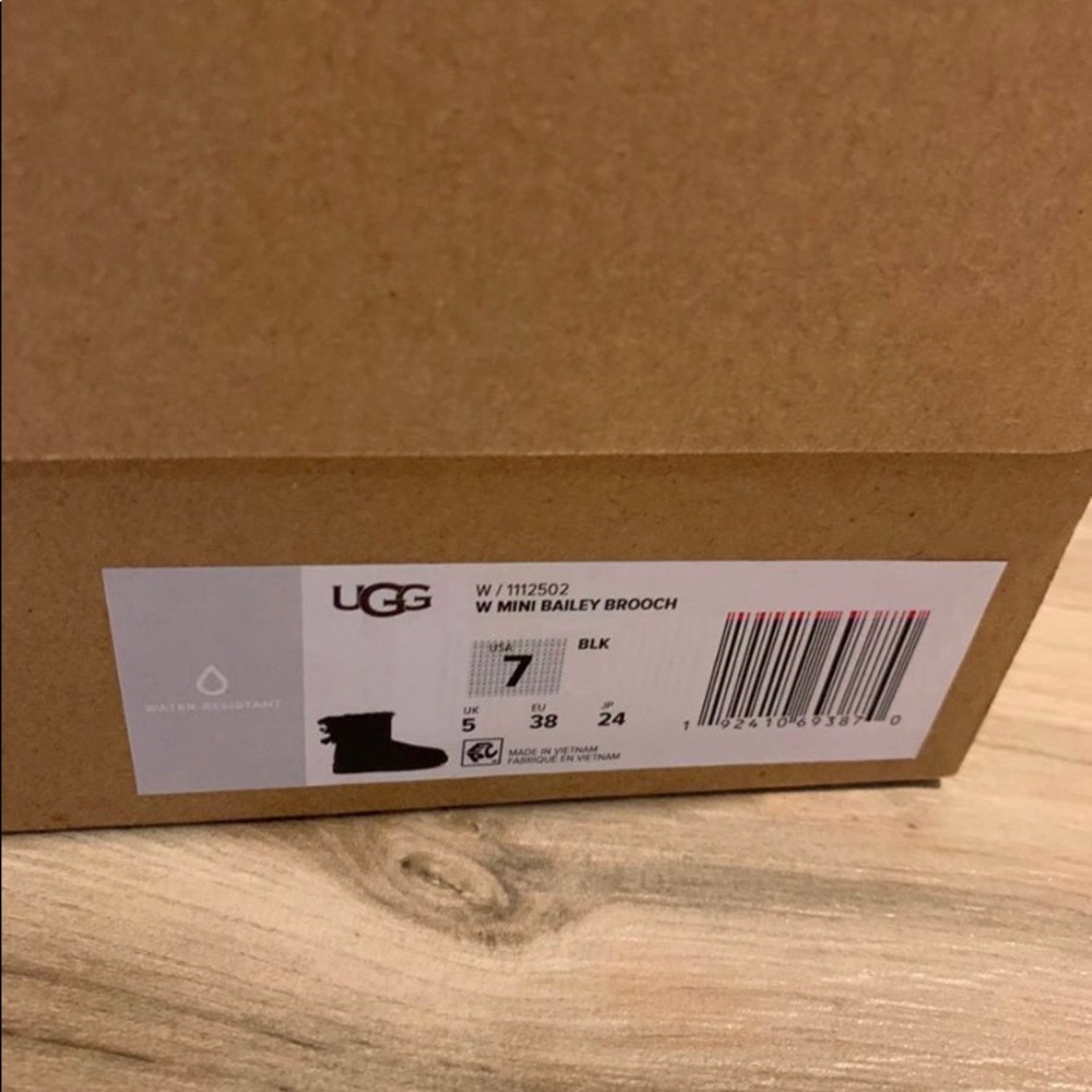 UGGS - Picture 3 of 5